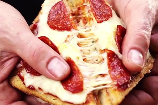 Δείτε πώς να φτιάξετε τη δική σας υπέροχη πίτσα με ψωμάκια του τοστ