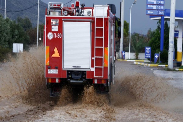 Κακοκαιρία: Πάνω από 160 κλήσεις στην πυροσβεστική για βοήθεια σε Αττική και Κεντρική Μακεδονία