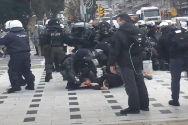 Θεσσαλονίκη: Επίθεση με πέτρες και μάρμαρα σε ΜΑΤ μετά το συλλαλητήριο