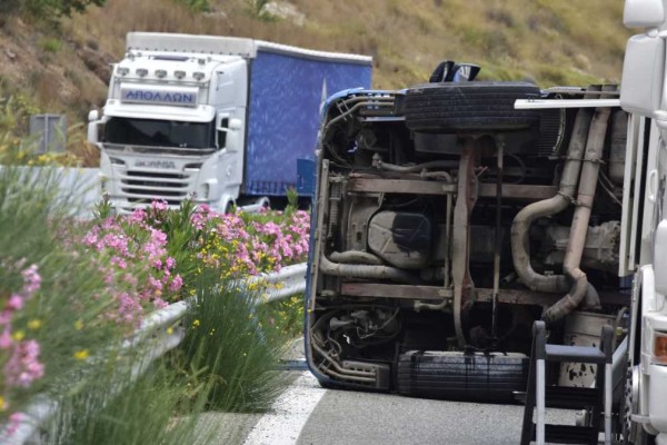 Συναγερμός στην Εθνική οδό: Ανατροπή νταλίκας στη Μαλακάσα