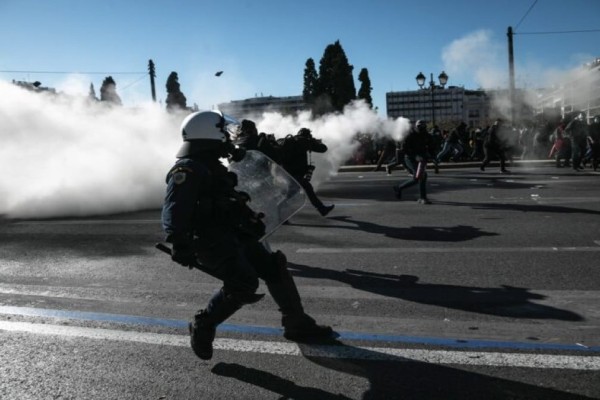 Χάος στο κέντρο της Αθήνας: Ένταση και χημικά στο πανεκπαιδευτικό συλλαλητήριο