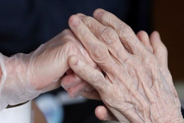 Κορωνοϊός: Κατέληξε ηλικιωμένη σε γηροκομείο της Βάρδας - Βρέθηκαν 27 κρούσματα