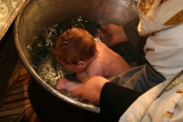 Μωράκι 2 μηνών «έσβησε» μετά τη βάπτισή του – Βρήκαν 110 ml νερού στα πνευμόνια του!