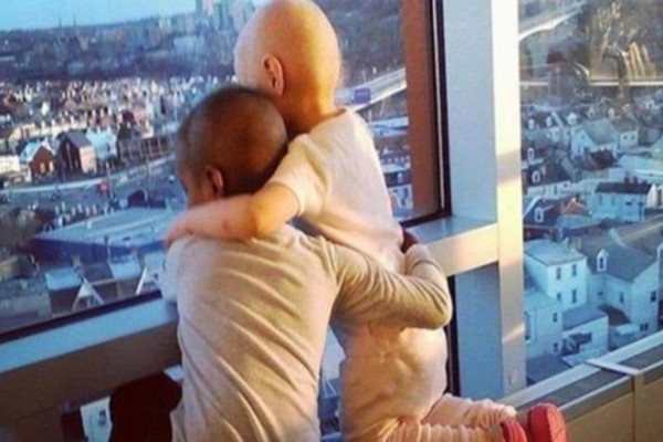 2 μικρά κορίτσια παλεύουν αγκαλιασμένα με τον καρκίνο! Η συγκινητική φωτογραφία που έγινε viral