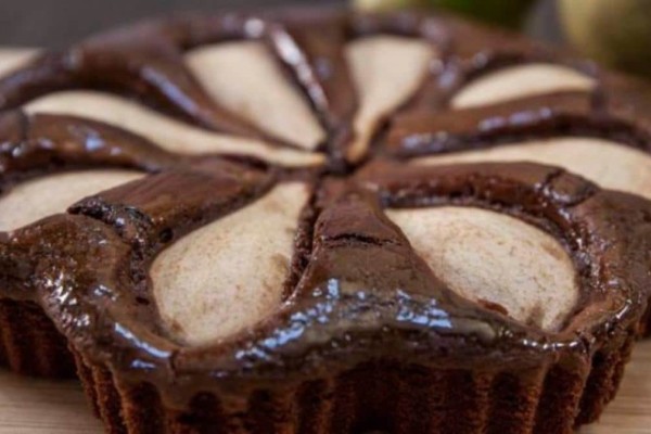 Πανεύκολο κέικ σοκολάτας χωρίς ζάχαρη, με μόλις 5 υλικά, έτοιμο στο τσακ μπαμ (Video)