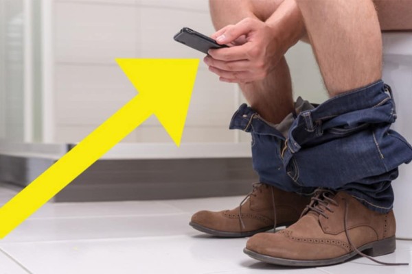 Παίρνετε το κινητό σας τηλέφωνο μαζί σας όταν πάτε τουαλέτα; Τεράστιο λάθος… Δείτε τι μπορεί να πάθετε!