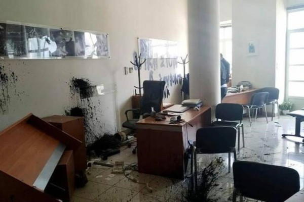 Η αλητεία συνεχίζεται: Επίθεση στο γραφείο του Αυγενάκη από οπαδούς του Κουφοντίνα