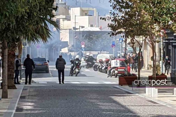 Συναγερμός στο Ηράκλειο: Ένταση και δακρυγόνα στην πορεία για τον Κουφοντίνα