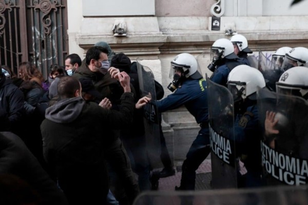 Συναγερμός στο κέντρο της Αθήνας: Επεισόδια και χημικά στη συγκέντρωση για τον Δημήτρη Κουφοντίνα