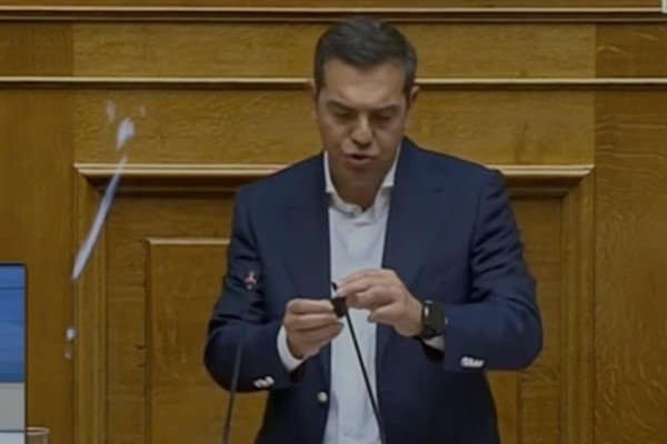 Η… κατάρα Μητσοτάκη έπεσε πάνω του: Έσπασε το μικρόφωνο του Αλέξη Τσίπρα στην ομιλία του!