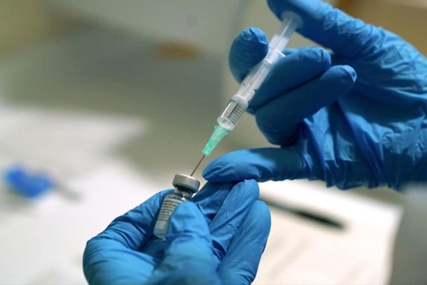 Κορωνοϊός: Επίσημη η χορήγηση του εμβολίου της AstraZeneca στους άνω των 65 ετών