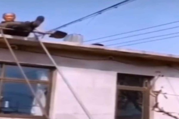 77χρονος παππούς θέλησε να κατέβει απ' τη στέγη χωρίς σκάλα - Δεν φαντάζεστε τι συνέβη... (Video)