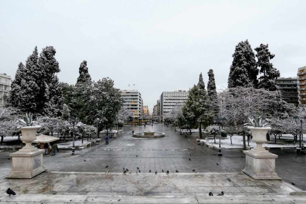 Χιονίζει τώρα στην Αθήνα