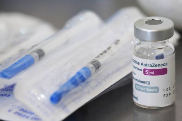 Εμβολιασμοί: Τι θα κάνουν με Astrazeneca; Γιατί επισπεύδουν τους εμβολιασμούς σε νεότερες ηλικίες