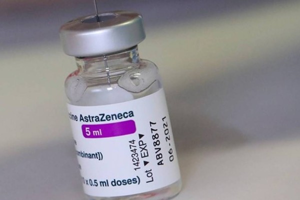«Είχα τρομακτικό πονοκέφαλο, πονούσε φριχτά στο πόδι μου»: Συγκλονίζει γυναίκα μετά το εμβόλιο της AstraZeneca!