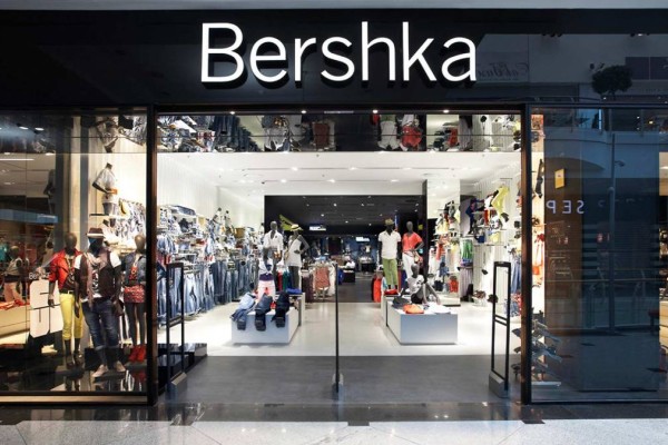 Bershka: Το μαύρο φόρεμα που θα σου λύσει τα χέρια κάνει μόνο 15.99 €