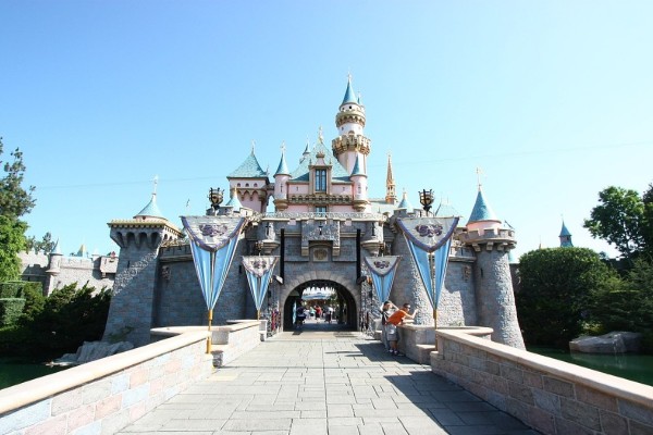 Disneyland: Θα φιλοξενήσει εμβολιαστικό κέντρο