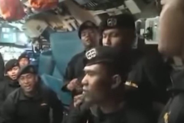 Ανατριχιαστικό βίντεο: Το πλήρωμα του υποβρυχίου που βούλιαξε τραγουδά «αντίο»!