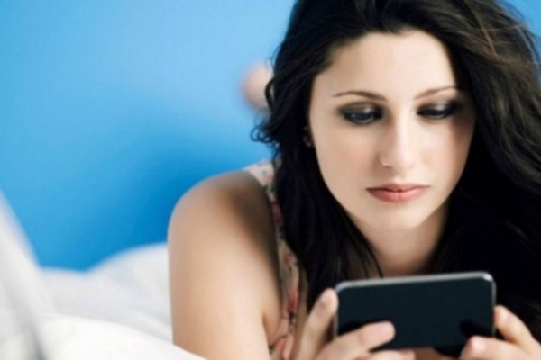 Τρομακτική έρευνα: Γιατί δεν πρέπει να ασχολείστε με το κινητό πριν τον ύπνο
