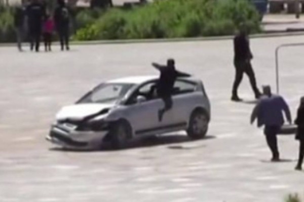 Θρίλερ στα Τίρανα: Οδηγός σκόρπισε τον τρόμο σε πλατεία! Άρχισε να πέφτει με μεγάλη ταχύτητα... παντού (video)