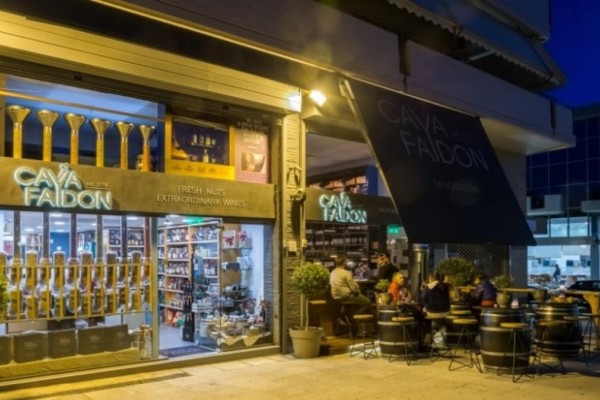 9+1: Τα καλύτερα μαγαζιά της Αθήνας για να απολαύσετε το κρασί σας!
