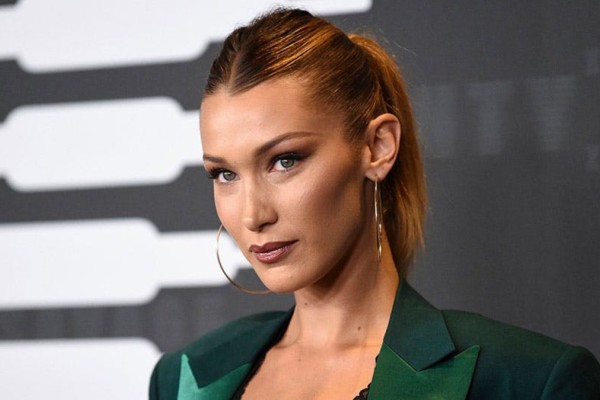 Bella Hadid: Δείτε την να διαδηλώνει με μαντήλα στη Νέα Υόρκη