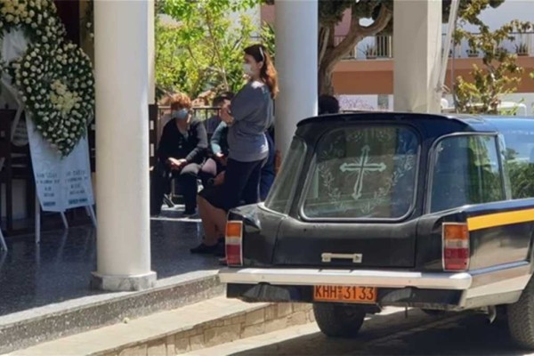 Έγκλημα στα Γλυκά Νερά: Σπαράζουν καρδιές στην κηδεία της Καρολάιν - Θλίψη και οδύνη στο τελευταίο της ταξίδι