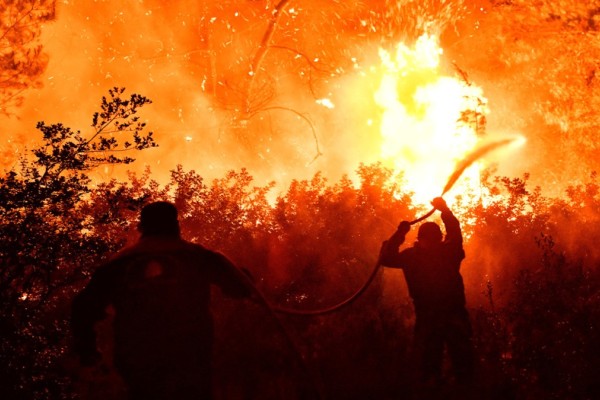 Φωτιά στο Σχίνο Κορινθίας: Τι προβλέπει η ΕΜΥ για τους ανέμους το βράδυ - Δύσκολες ώρες