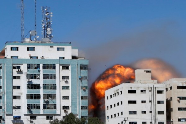 Λωρίδα της Γάζας: Κατέρρευσε κτήριο από βομβαρδισμό που στεγάζει το AP και το Al Jazeera