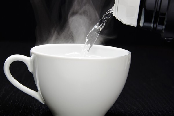 Τι θα πάθει το σώμα μας αν σταματήσουμε τον  καφέ και ξεκινήσουμε να πίνουμε ζεστό νερό