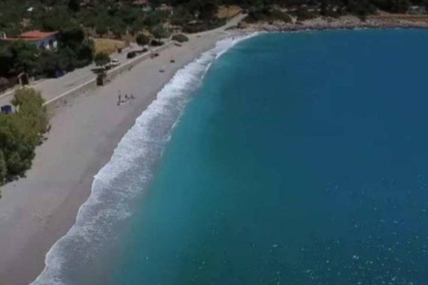 Πόρτο Γερμενό: Η βοτσαλωτή παραλία μόλις μια ώρα από την Αθήνα που θα σας μαγέψει