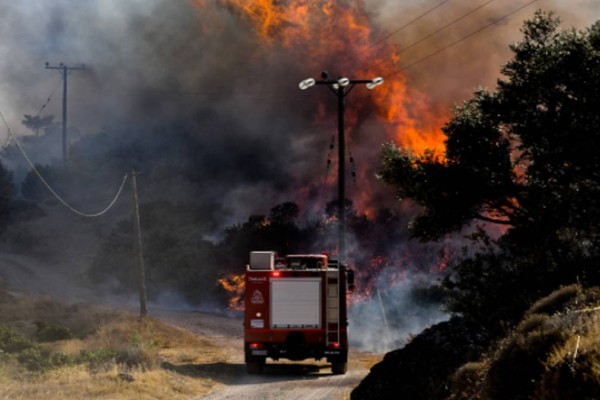 Ισχυρή πυρκαγιά στη Μάνδρα!