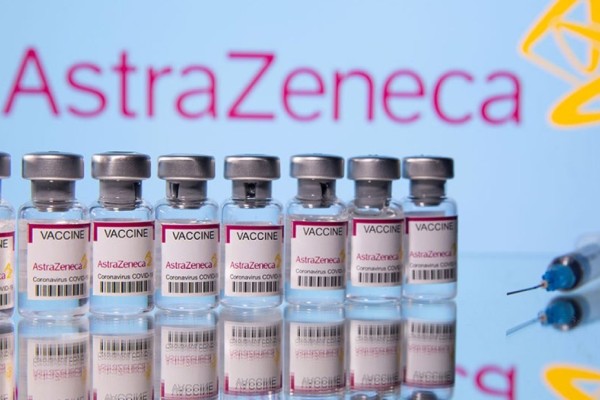 Εμβόλιο AstraZeneca: Nα σταματήσει η χορήγηση και στους άνω των 60 ετών - «Βόμβα» από αξιωματούχο της ΕΜΑ