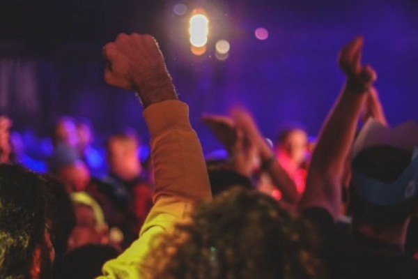 Κορωνοπάρτι σε βίλες στη Μύκονο με γνωστό DJ, αφίσες και 1.299 ευρώ είσοδο