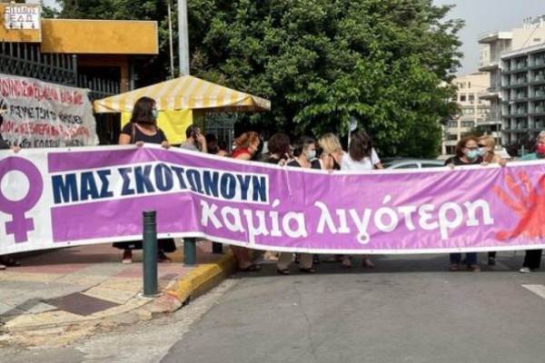 Γλυκά Νερά: «Μας σκοτώνουν, καμία λιγότερη» - «Όχι άλλη γυναικοκτονία» - Συγκέντρωση έξω από την Ευελπίδων