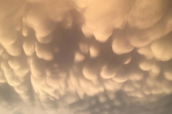 Σύννεφα Mammatus στη Λάρισα: Ποιο είναι το σπάνιο φαινόμενο πάνω από την θεσσαλίκη πόλη;
