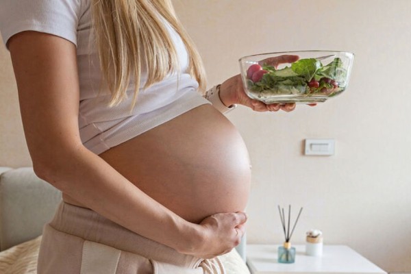 Εγκυμοσύνη: 4+1 τροφές που μειώνουν τον κίνδυνο επιπλοκών και ποια πρέπει να περιορίσετε στη διατροφή σας