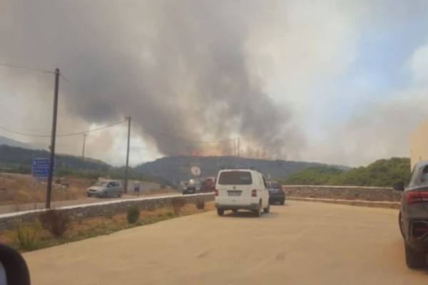 Συνεχίζεται η φωτιά στην Πάρο - Ενισχύονται οι πυροσβεστικές δυνάμεις