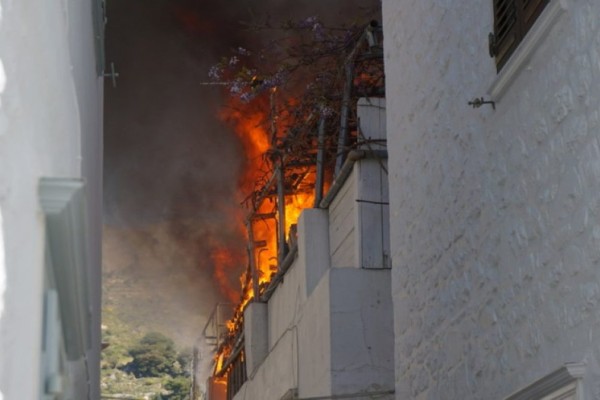 Φωτιά στο Μανδράκι