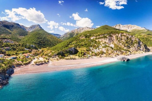 Λιμνιώνας: Μια ονειρεμένη παραλία στην Εύβοια για να κάνετε τις βουτιές σας