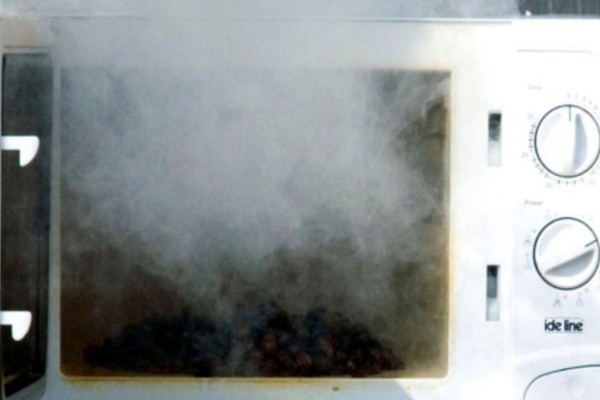 Κίνδυνος θάνατος: Αυτές τις 6 τροφές απαγορεύεται να βάζετε στο φούρνο μικροκυμάτων!