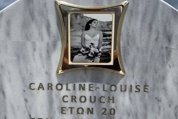 Έγκλημα στα Γλυκά Νερά: Γιατί θέλουν να αλλάξουν τη φωτογραφία στον τάφο της Καρολάιν;
