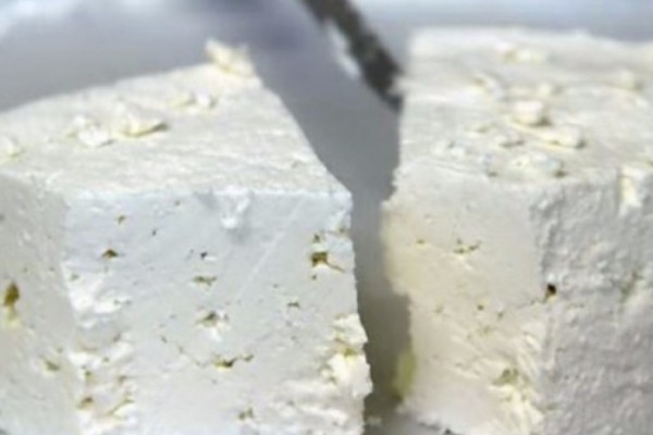 Το έξυπνο τρικ για να μη μουχλιάσει ποτέ ξανά το τυρί στο ψυγείο σας