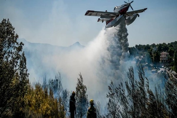 Δύσκολη νύχτα σε Εύβοια και Βαρνάβα - Νέα βίντεο από τη μάχη της κατάσβεσης στα Νέα Στύρα