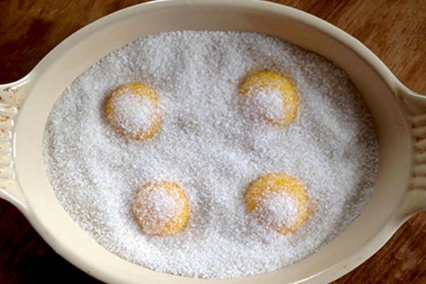 Γεμίζει ένα μπολ με αλάτι και ζάχαρη και βάζει μέσα 4 αυγά. Όταν δείτε το αποτέλεσμα θα τρέξετε να το δοκιμάσετε!