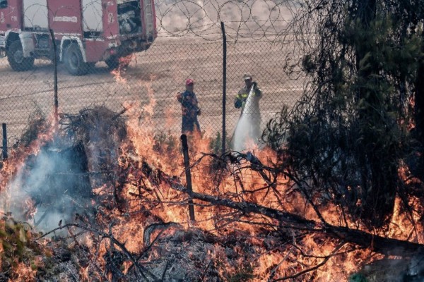 Φωτιά στη Σταμάτα: Εκκενώθηκε κατασκήνωση της Ροδόπολης