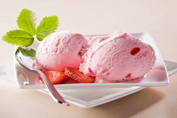 Απίστευτη συνταγή! Πώς μπορείτε να φτιάξετε παγωτό φράουλα σε 45 δευτερόλεπτα