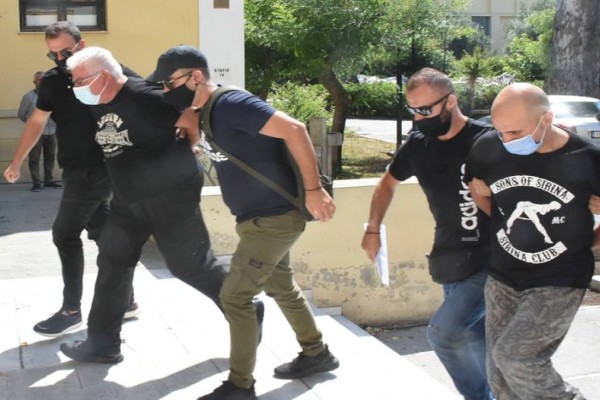 Σοκ στην Ηλιούπολη: Με 14 κατηγορίες βαρύνονται ο αστυνομικός και ο πατέρας της 19χρονης!