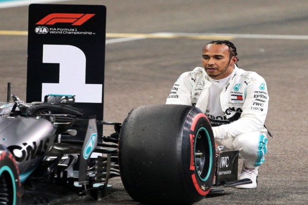 Χάμιλτον: «Η συναρπαστική σεζόν με έπεισε να μείνω στη Formula 1»