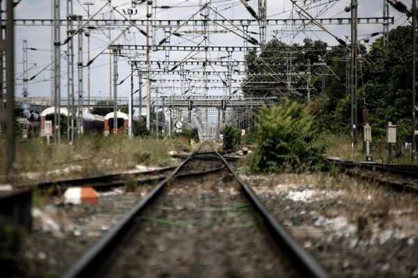 Θεσσαλονίκη: 70χρονη παρασύρθηκε από τρένο – Κρίσιμη η κατάσταση της υγείας της